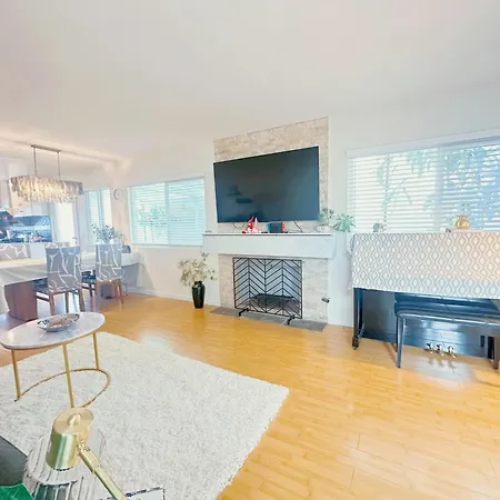 Brea Mall Romantic Two-Bedroom House
